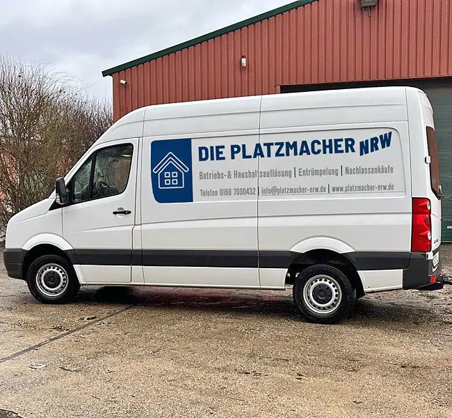 Die Platzmacher Firmentransporter Firmentransporter Die Platzmacher NRW vor Halle.
